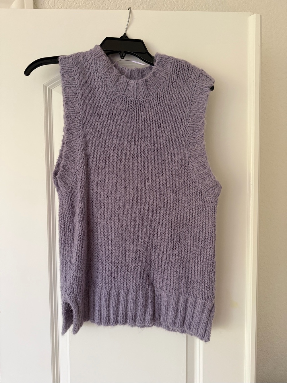 Sleeveless Crewneck Knit Vest in Light Lavender